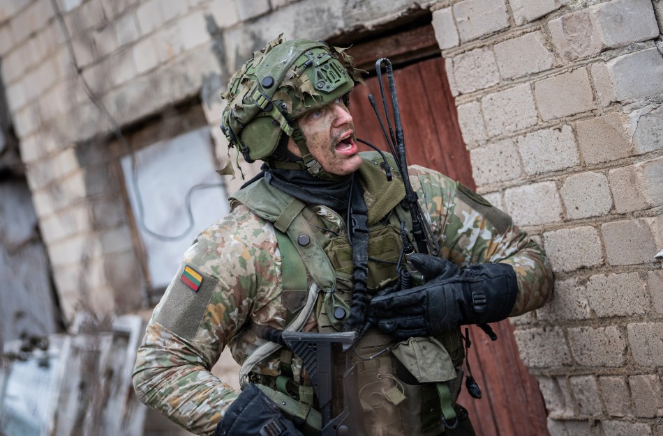 Baigėsi pratybos „Aršus Vilkas 24/1“: įspūdingą gynybos operaciją stebėjo ir Kuigalių miestelio gyventojai