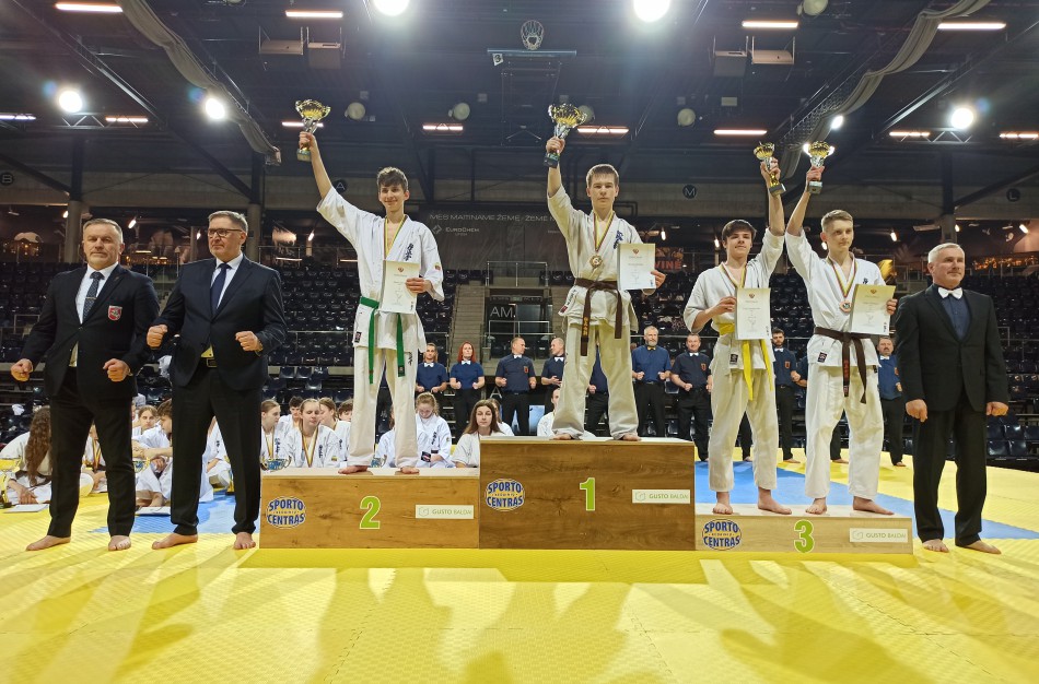 Jonavos kyokushin karate ,,Kumite" sportininkai – ant nugalėtojų pakylos  