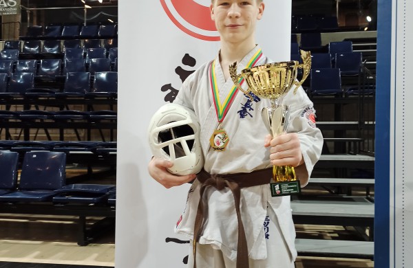 Jonavos kyokushin karate ,,Kumite" sportininkai – ant nugalėtojų pakylos  
