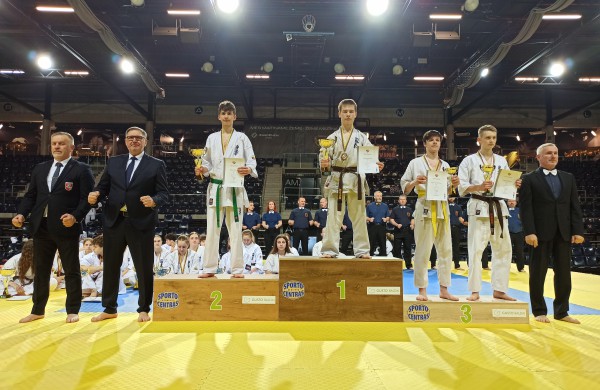 Jonavos kyokushin karate ,,Kumite" sportininkai – ant nugalėtojų pakylos  