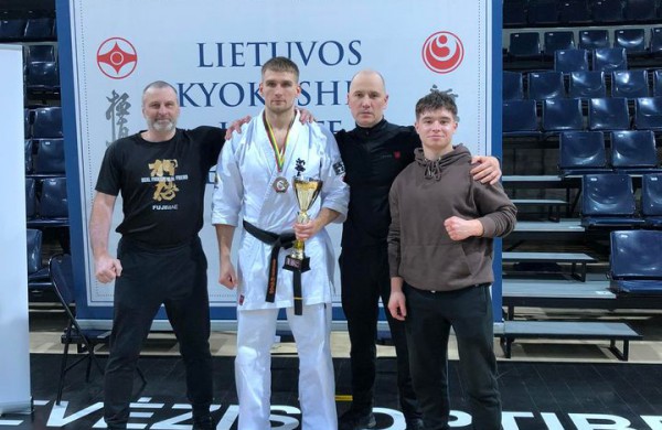 Jonavos kyokushin karate ,,Kumite" sportininkai – ant nugalėtojų pakylos  