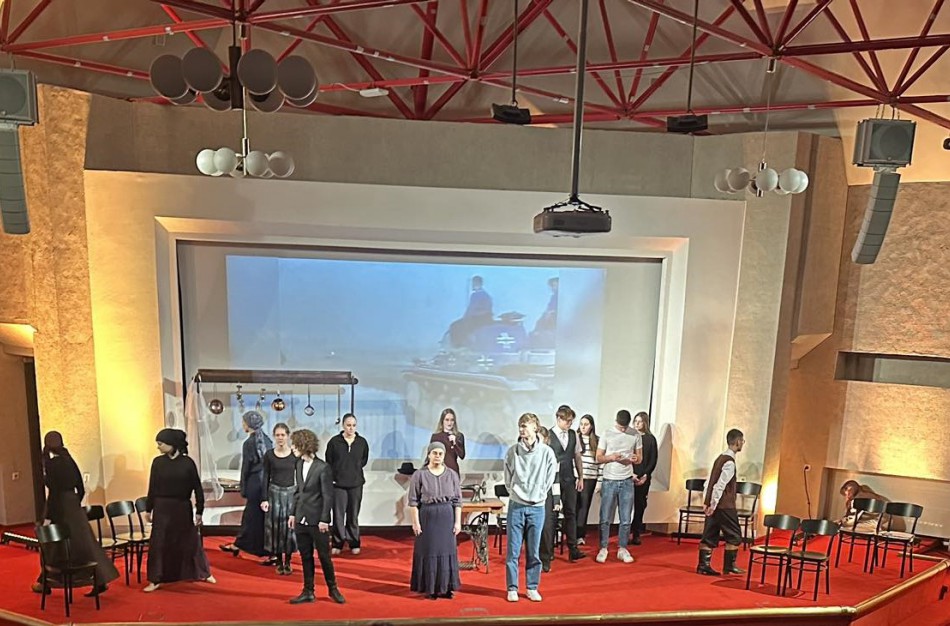 Raliečių spektaklis „Daina nuo Vilijos iki Neries“ Vilniaus knygų mugėje 2024