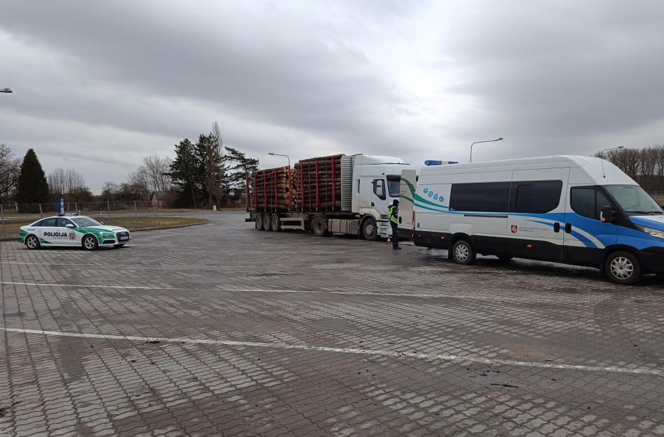 Policijos dėmesys krovininių transporto priemonių ir autobusų vairuotojams: nustatyti 164 KET pažeidimai