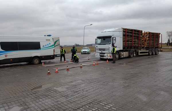 Policijos dėmesys krovininių transporto priemonių ir autobusų vairuotojams: nustatyti 164 KET pažeidimai
