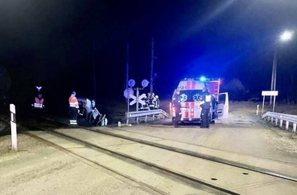 Jonavos r. traukinys nutrenkė ir apvertė automobilį, kurį vairavo neblaivus asmuo