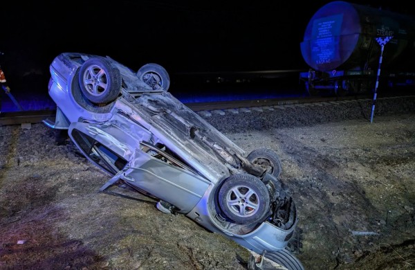 Jonavos r. traukinys nutrenkė ir apvertė automobilį, kurį vairavo neblaivus asmuo