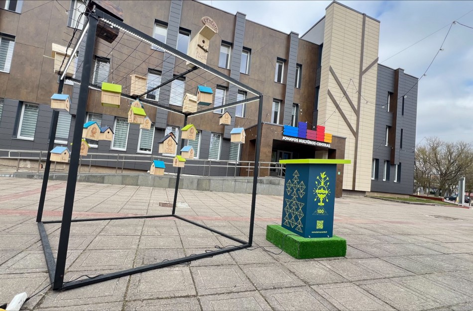 Instaliacija „Kad giria žaliuotų, kad paukščiai čiulbėtų“