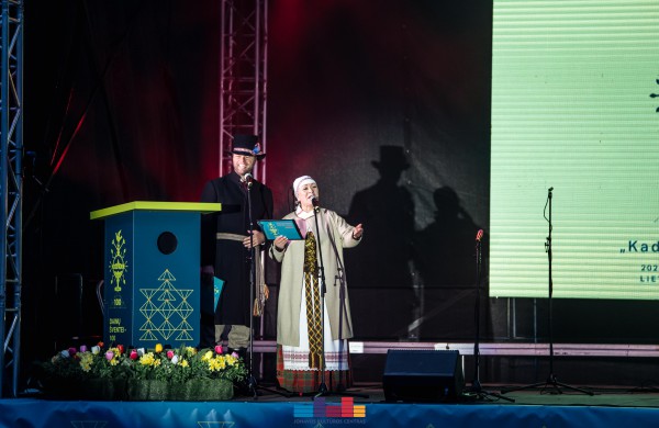 Instaliacija „Kad giria žaliuotų, kad paukščiai čiulbėtų“