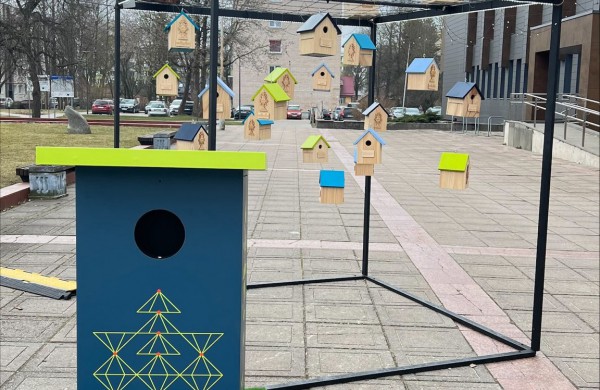 Instaliacija „Kad giria žaliuotų, kad paukščiai čiulbėtų“