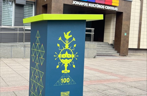 Instaliacija „Kad giria žaliuotų, kad paukščiai čiulbėtų“