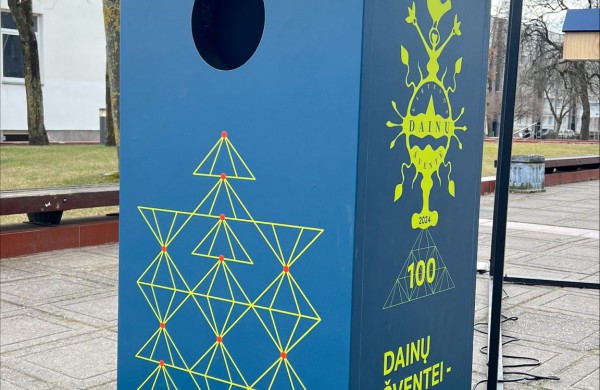 Instaliacija „Kad giria žaliuotų, kad paukščiai čiulbėtų“