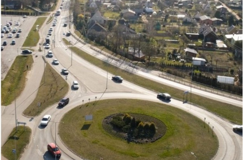 Vairavo girtas, trenkėsi į stovintį automobilį ir pabėgo 