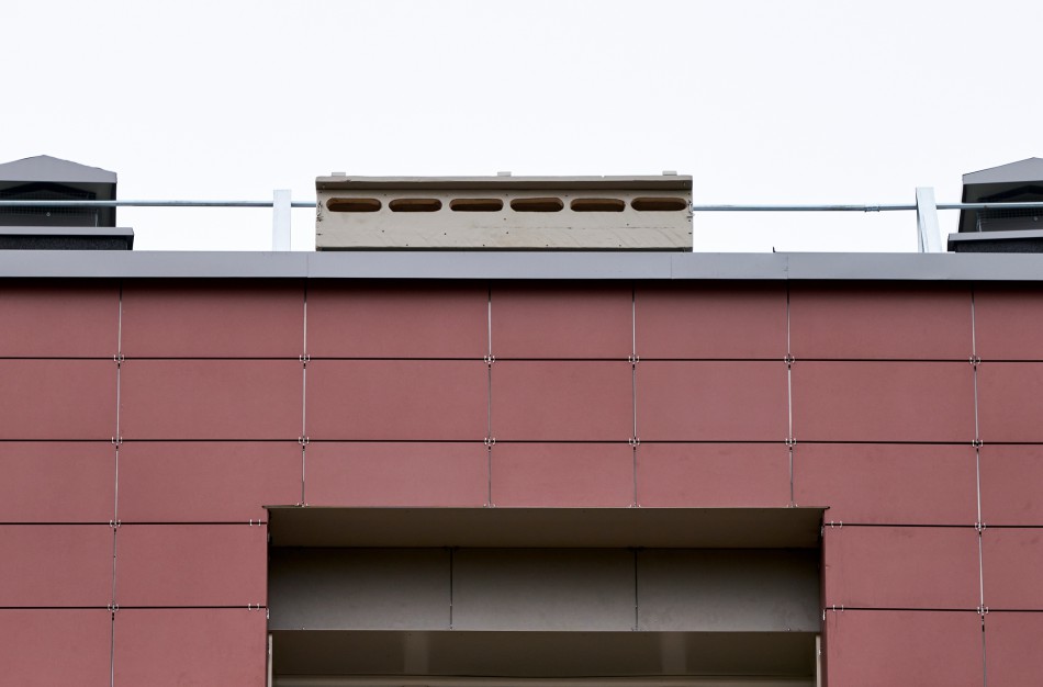 Pirmieji inkilai čiurliams ant renovuojamo daugiabučio stogo šiandien įrengti Žeimių tako 9-jame name    