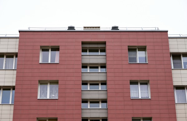 Pirmieji inkilai čiurliams ant renovuojamo daugiabučio stogo šiandien įrengti Žeimių tako 9-jame name    