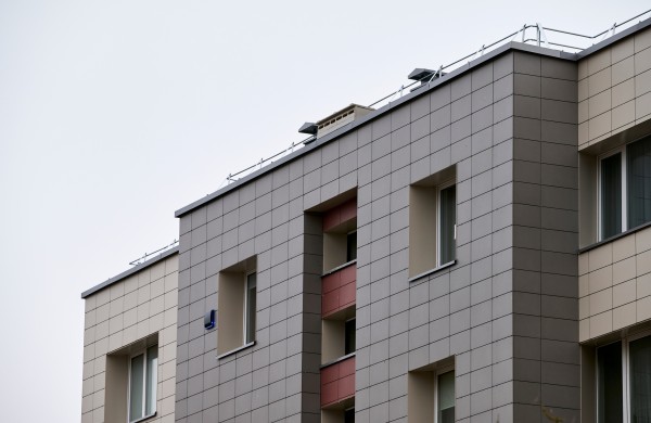 Pirmieji inkilai čiurliams ant renovuojamo daugiabučio stogo šiandien įrengti Žeimių tako 9-jame name    