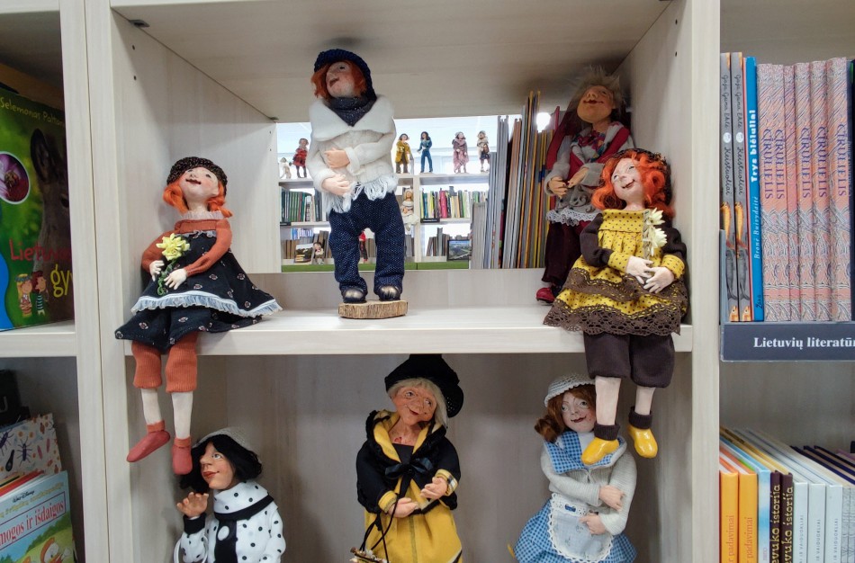 Rimkų bibliotekos lentynose ,,apsigyveno” lėlės