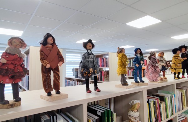 Rimkų bibliotekos lentynose ,,apsigyveno” lėlės