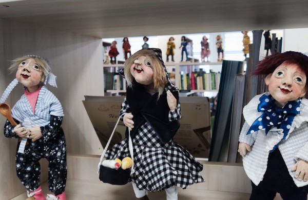 Rimkų bibliotekos lentynose ,,apsigyveno” lėlės