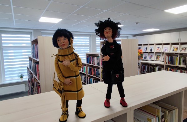 Rimkų bibliotekos lentynose ,,apsigyveno” lėlės