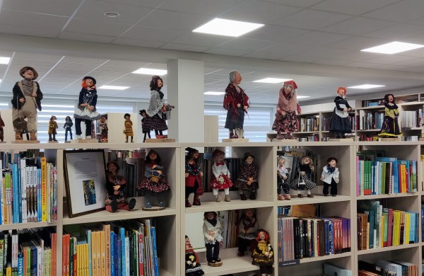 Rimkų bibliotekos lentynose ,,apsigyveno” lėlės