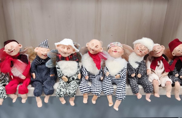 Rimkų bibliotekos lentynose ,,apsigyveno” lėlės