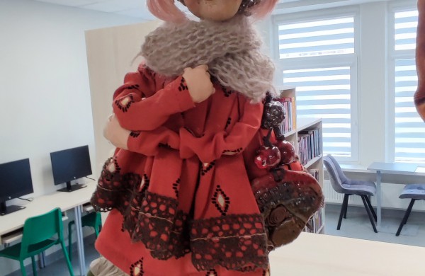 Rimkų bibliotekos lentynose ,,apsigyveno” lėlės