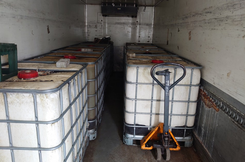 Jonavos pareigūnai išaiškino kontrabandiniu kuru prekiaujančią degalinę 