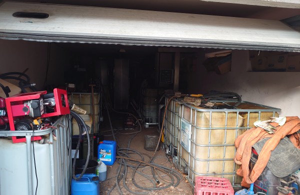 Jonavos pareigūnai išaiškino kontrabandiniu kuru prekiaujančią degalinę 