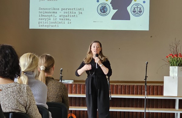 Įgyvendindami įtraukųjį ugdymą visi šypsomės ta pačia kalba 