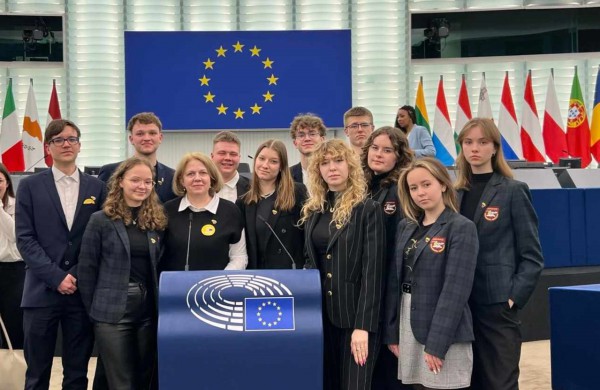 Jonavos Senamiesčio gimnazijos MEPA projekto komanda lankėsi Europos Parlamente