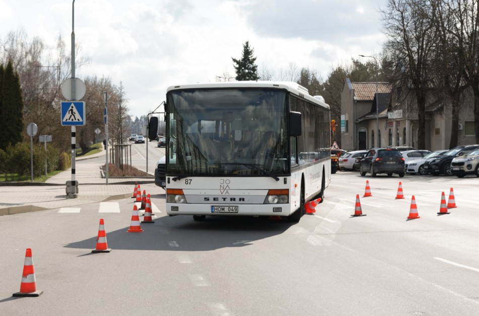 „Via Lietuva“ žada peržiūrėti sprendimus J. Ralio gatvėje