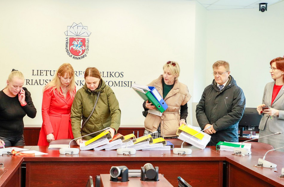 Andriaus Mazuronio atstovai į VRK atnešė rinkėjų parašų lapus