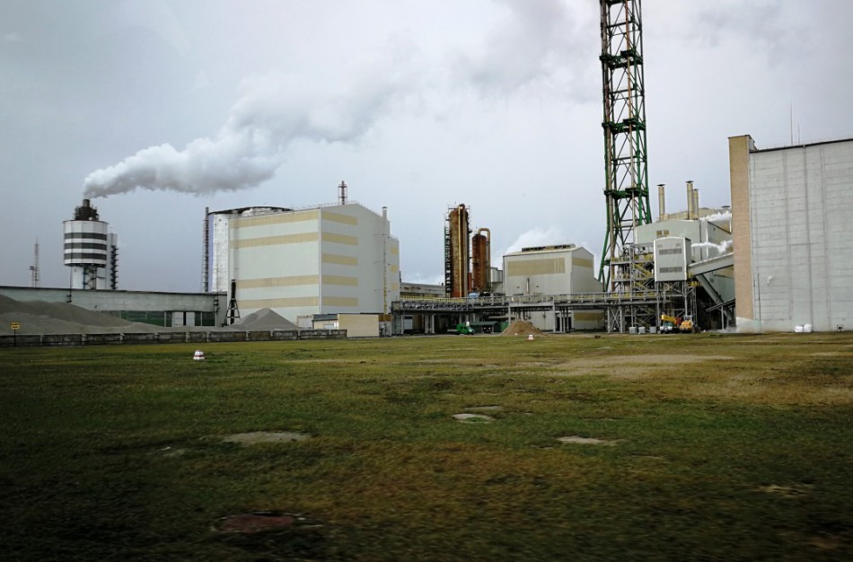 Ties AB „Achema“ pastebėta aukšta liepsna   