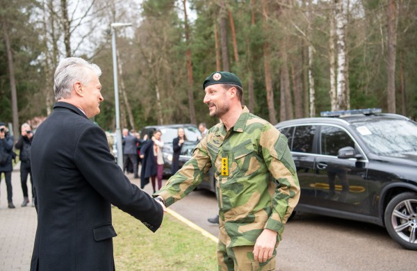 LR Prezidentas  su Norvegijos kronprincu  Rukloje aplankė Norvegijos karius