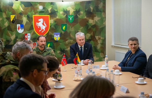LR Prezidentas  su Norvegijos kronprincu  Rukloje aplankė Norvegijos karius