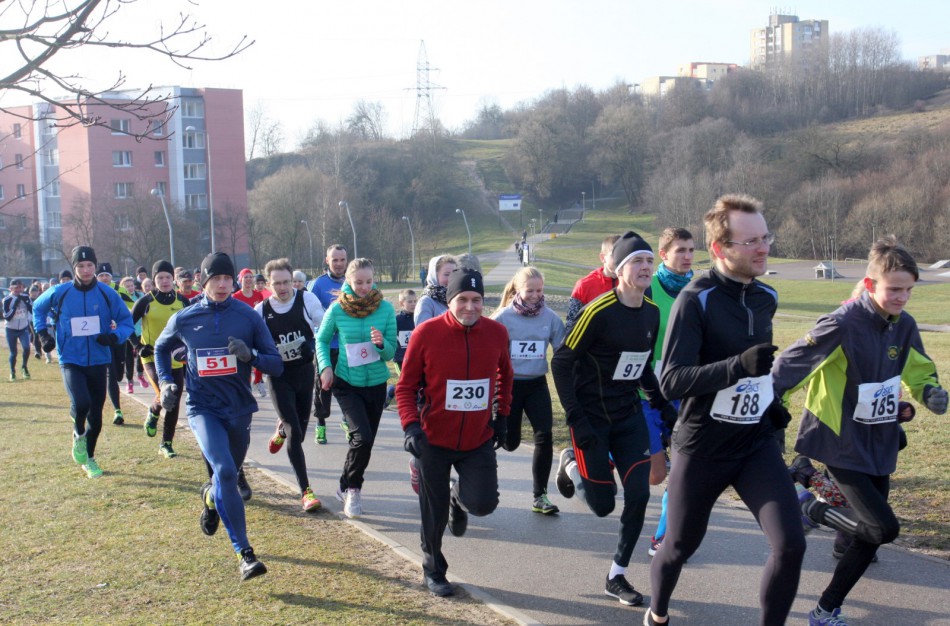 Bėgikų sezonas Jonavoje prasidėjo žiemos varžybomis