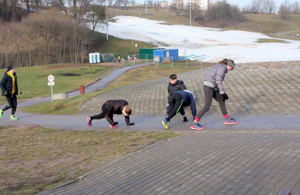 Bėgikų sezonas Jonavoje prasidėjo žiemos varžybomis