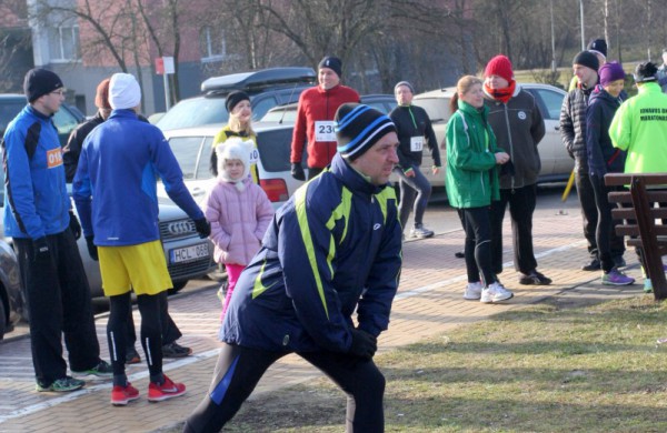 Bėgikų sezonas Jonavoje prasidėjo žiemos varžybomis