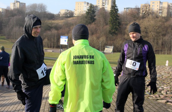 Bėgikų sezonas Jonavoje prasidėjo žiemos varžybomis