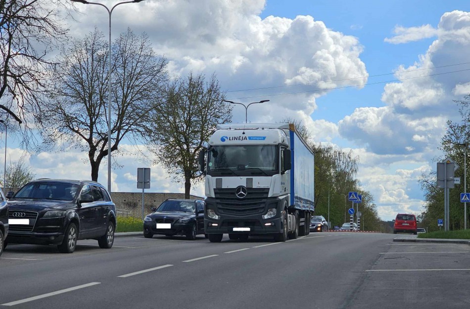 Lietavos g. kelio ženklai - sunkvežimio vairuotojams nematomi objektai?