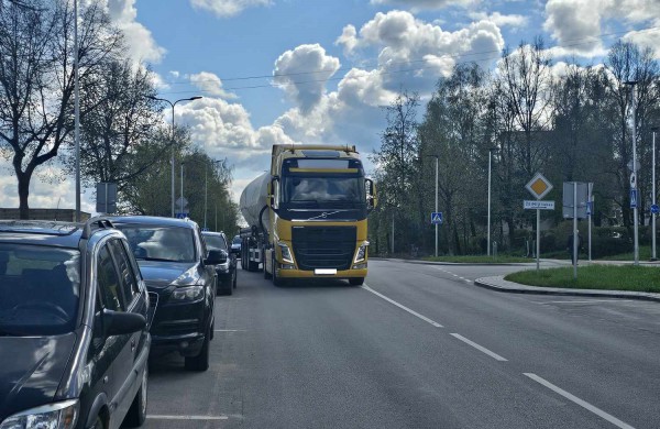 Lietavos g. kelio ženklai - sunkvežimio vairuotojams nematomi objektai?