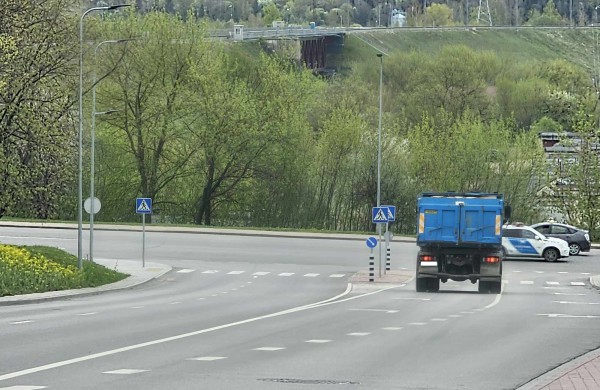 Lietavos g. kelio ženklai - sunkvežimio vairuotojams nematomi objektai?
