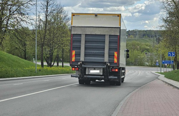 Lietavos g. kelio ženklai - sunkvežimio vairuotojams nematomi objektai?