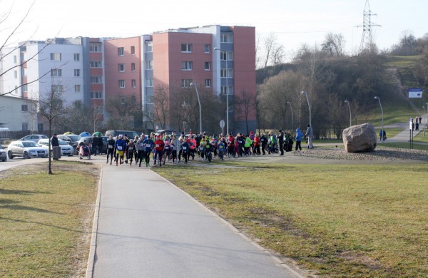 Bėgikų sezonas Jonavoje prasidėjo žiemos varžybomis