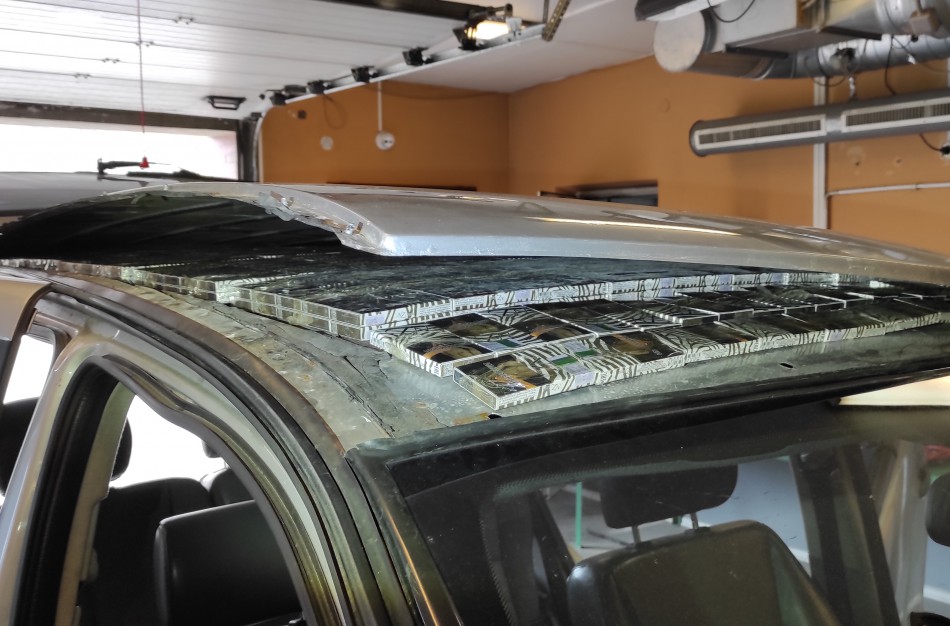 Automobilio stoge kontrabandinių rūkalų slėptuvė