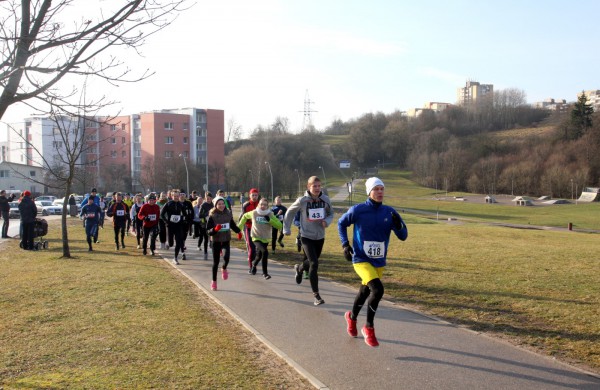 Bėgikų sezonas Jonavoje prasidėjo žiemos varžybomis