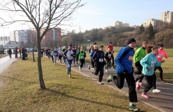 Bėgikų sezonas Jonavoje prasidėjo žiemos varžybomis