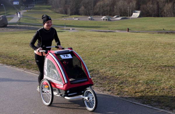 Bėgikų sezonas Jonavoje prasidėjo žiemos varžybomis