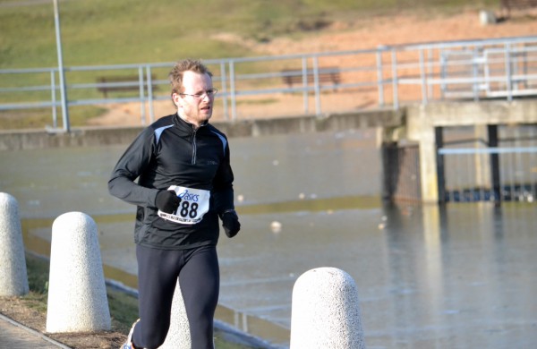 Bėgikų sezonas Jonavoje prasidėjo žiemos varžybomis