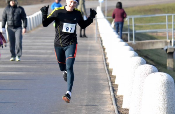 Bėgikų sezonas Jonavoje prasidėjo žiemos varžybomis